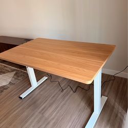 Adjustable standing desk