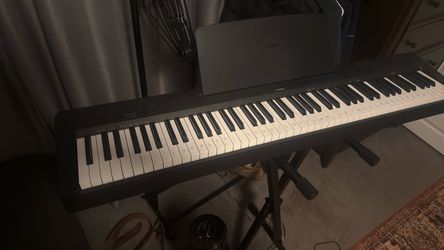 Selling piano and stand (Yamaha p-45)