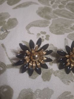 Vintage  Black Daisy shape earrings