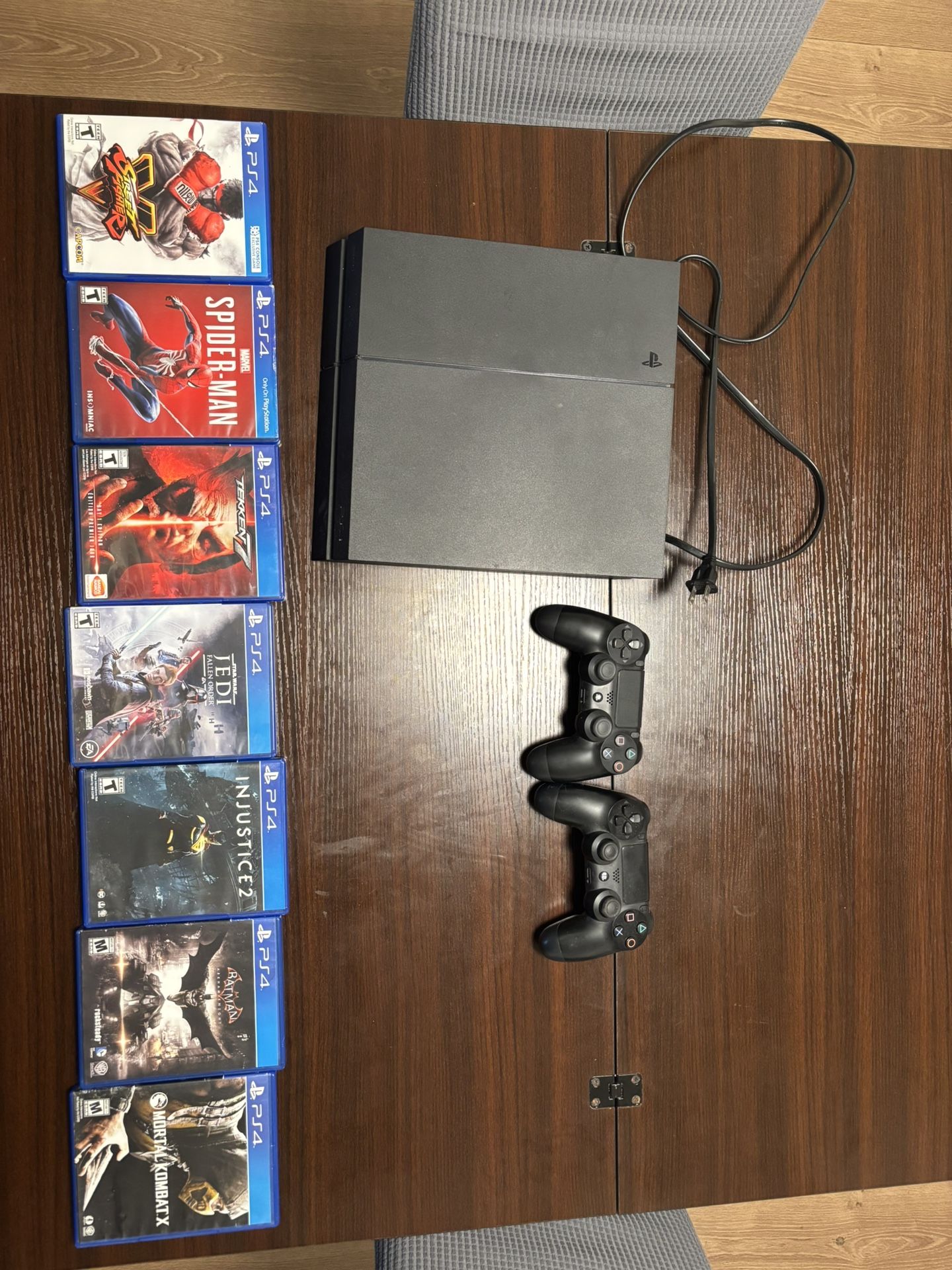 PS4+2 Controllers+7 games