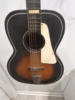 (Vintage Truetone Acoustic Guitar) USED CONDITION NEEDS A NEW STRING