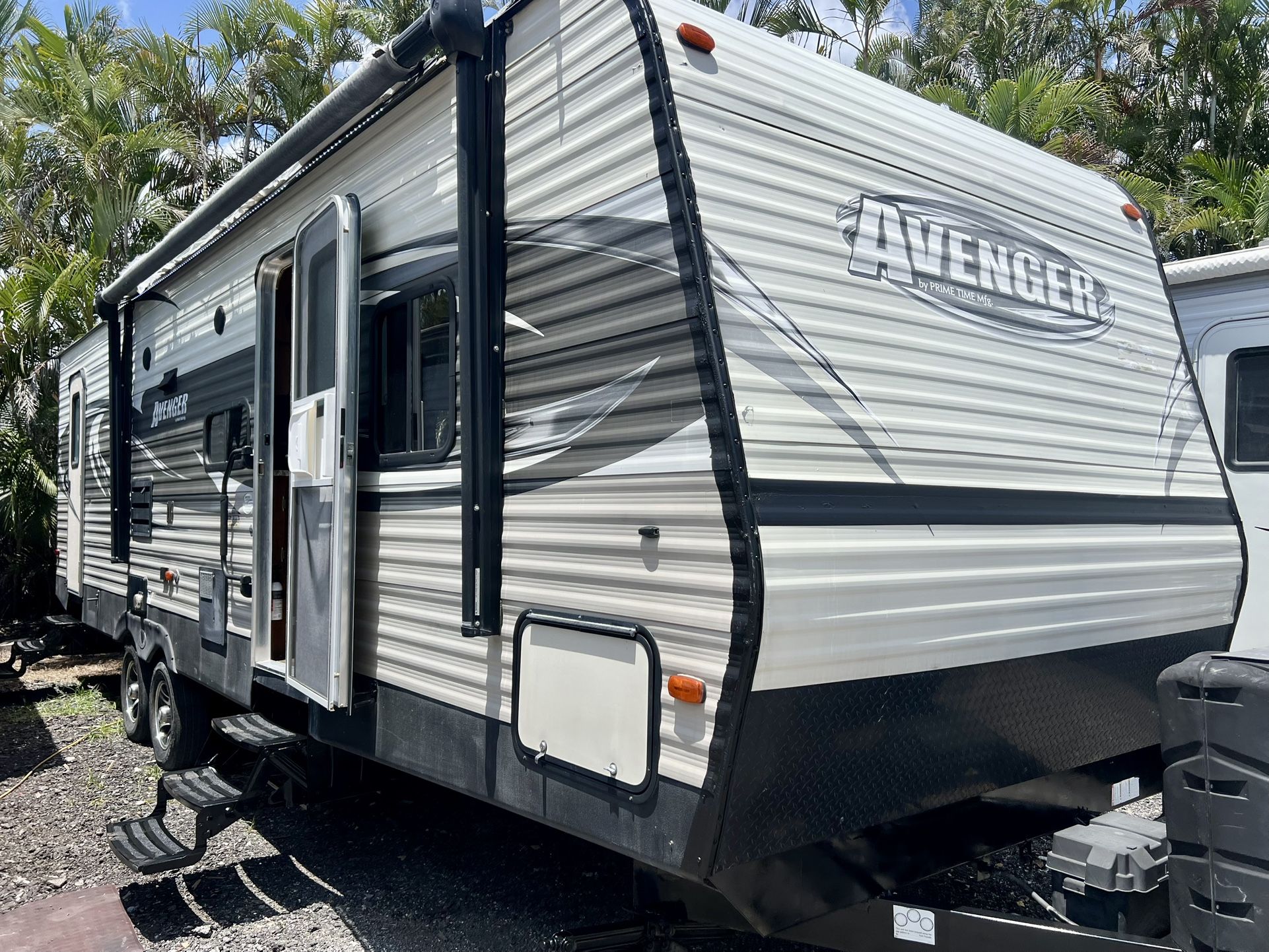 2016 AVENGER 28FT