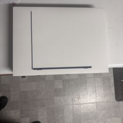BRAND NEW 2025 15' MacBook Air 16GB RAM 256 SSD
