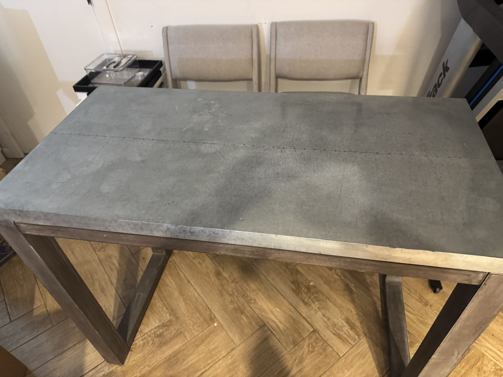 CB2 Table