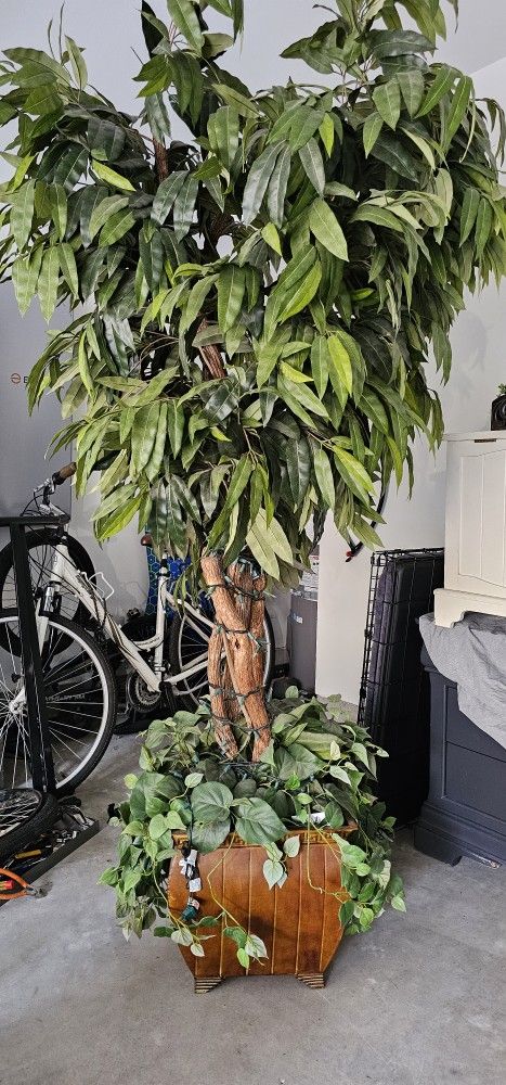 FREE Faux Tree 7-8 ft **PICK UP CAMARILLO **