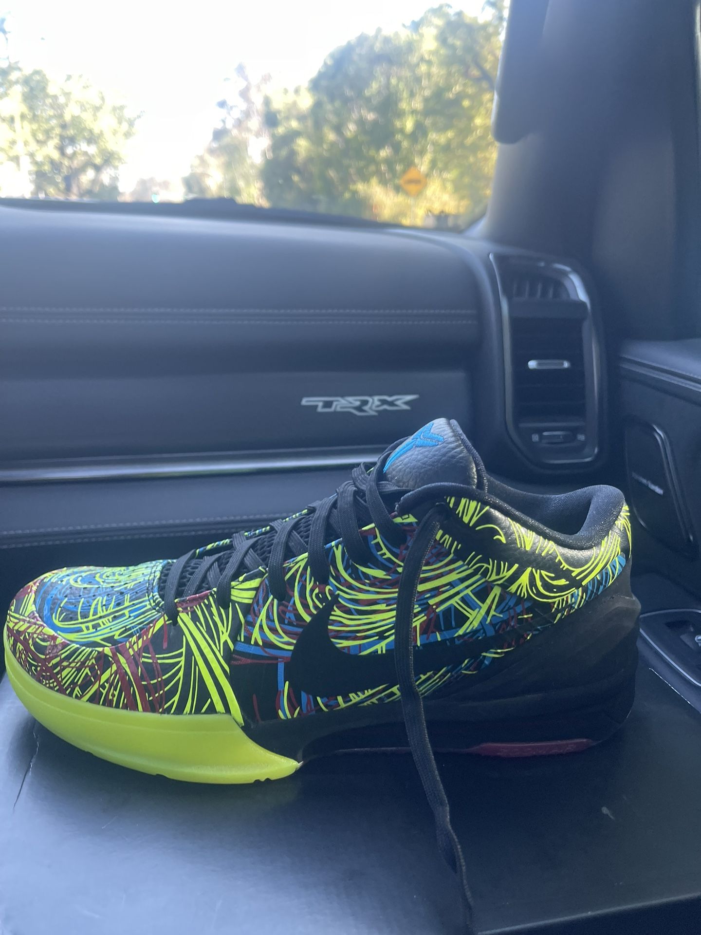 Kobe 4 wizenard size 10.5