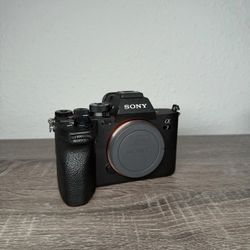 Sony A7IV Mirrorless Camera with Tamron 28-75 F2.8 Lens Bundle, Cage,Batteries.