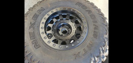 37x12.50r17 Nexen W Black Rhino Prerunner Beadlock