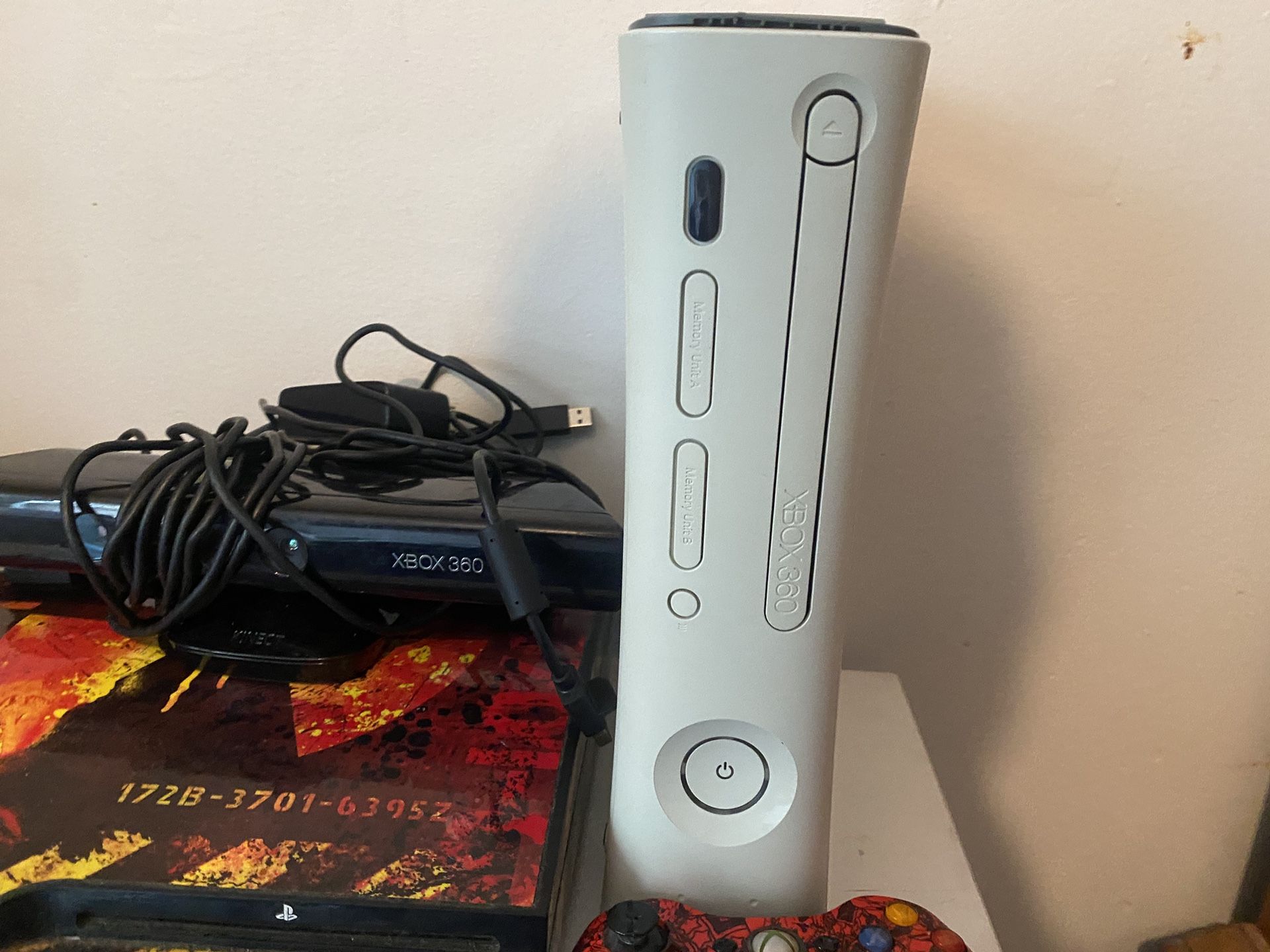 Xbox 360 . With wires, Kinect & 2 controllers