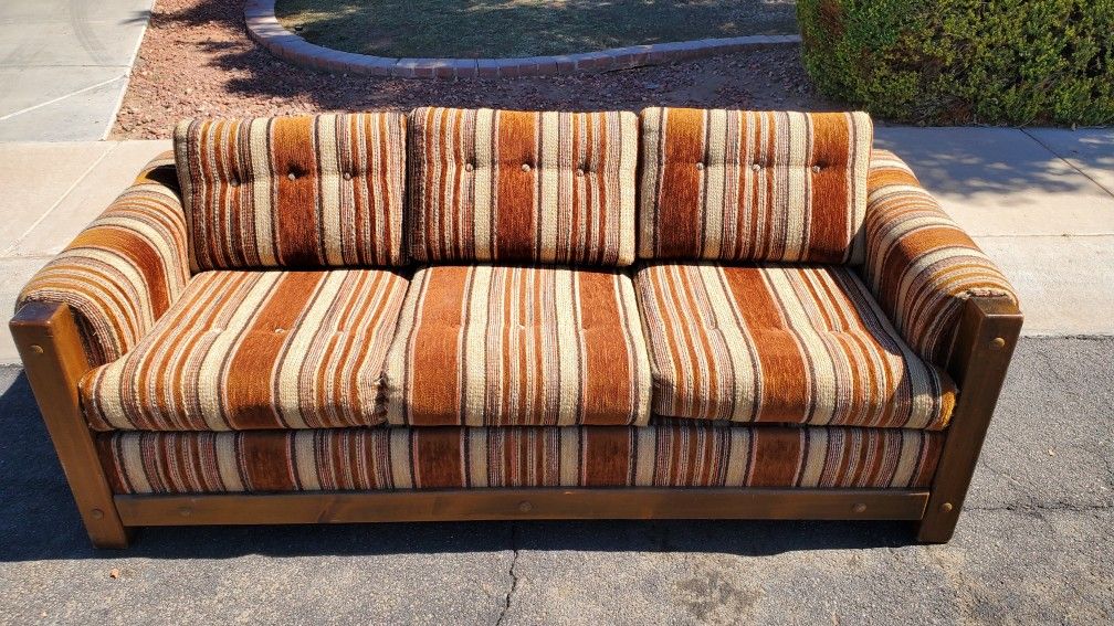 FREE Retri 70s Sleeper Couch