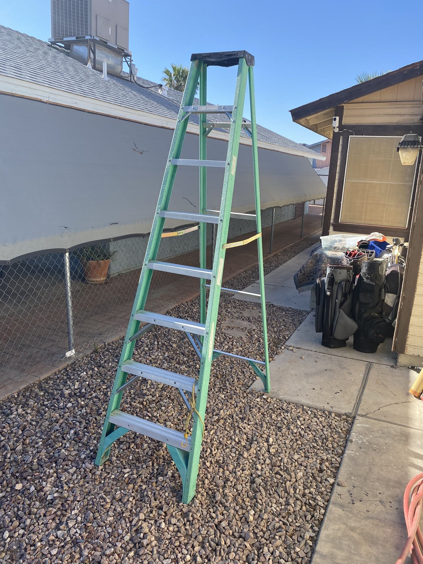 8 Ft Fiberglass Ladder