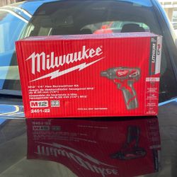 Milwaukee M12 12V Lithium-Ion Cordless 1/4 in. Hex Screwdriver Kit with Two 1.5Ah Batteries, Charger and Tool Bag
