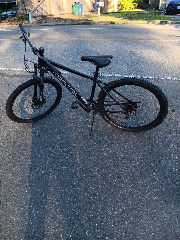 Ozark Trail 24 speed mountain bike with Dic brakes and 17" frame 