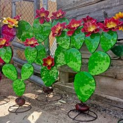 Metal Yard Art, Wind Spinners & POTTERY 🌵 