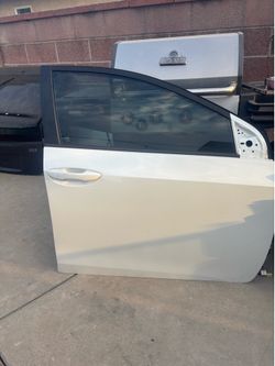 RIGHT PASSENGER SIDE FRONT DOOR 2014-2019 TOYOTA COROLLA (WHITE COLOR).