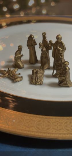 Like NEW 9 Piece Vintage Miniature Mini Plastic Nativity Creche Set Figurines Gold Tone