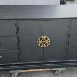 Cómoda negra de 9 cajones en venta (en buen estado).