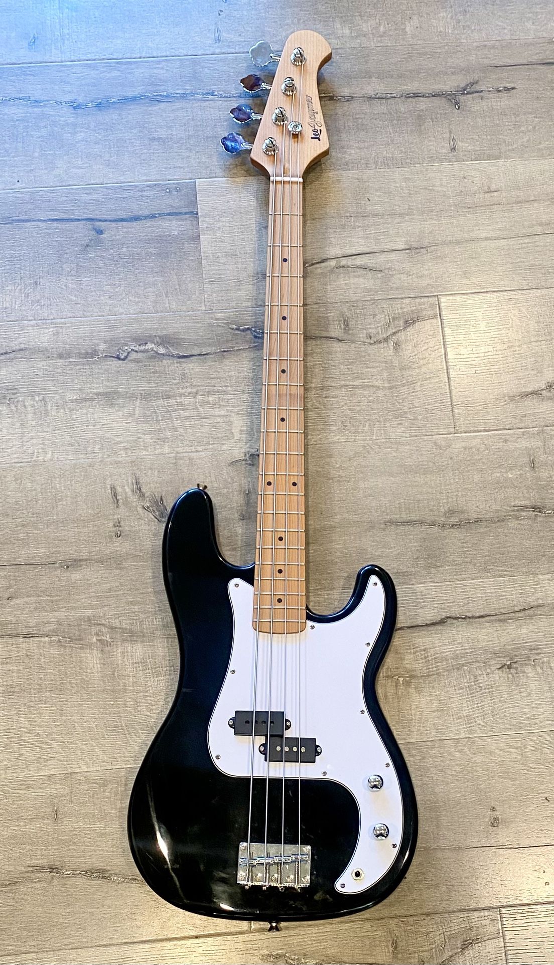 Never-Used Leo Jaymz 4-String Electric Bass + Gig Bag