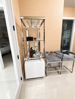 Elegant Modern Chrome & Glass Home Bar / Bar Moderno Elegante de Cromo y Cristal