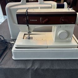 Singer 5530 Sewing  Machine w/ Carrying Case.