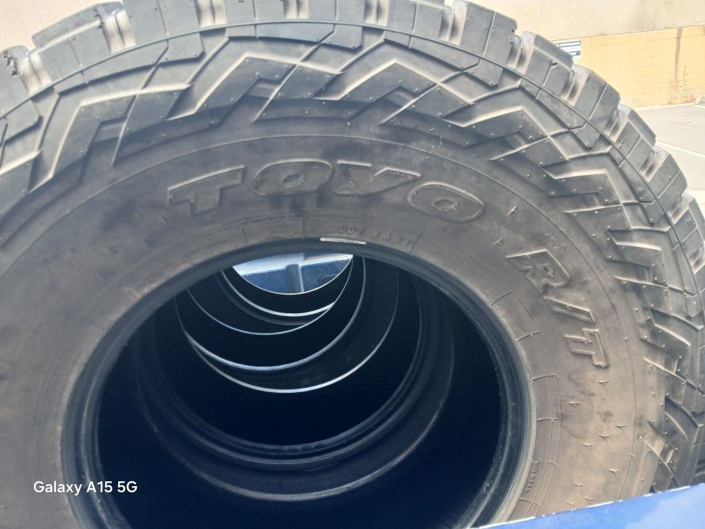 37x13.50R17 Toyo Rt Tires 75% Tread (4)