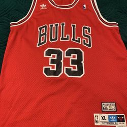 Scottie Pippen Chicago Bulls jersey With Mitchell And Ness Snapback!