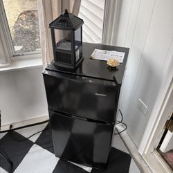 MINI FRIDGE WITH FREEZER