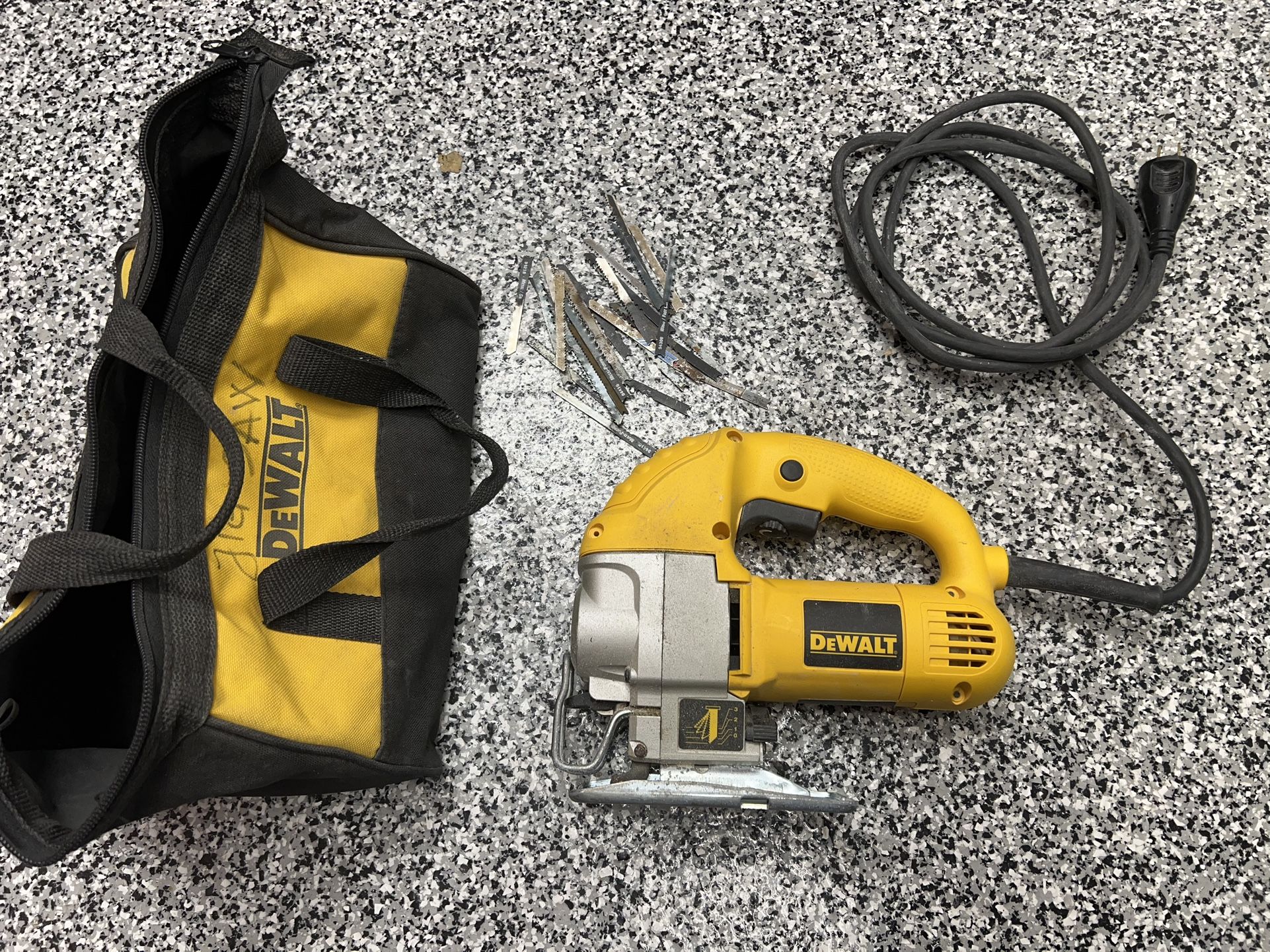 DeWalt DW317 5.5 Amp Corded Variable Speed Jig Saw w/ Bag