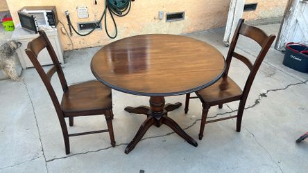 Un comedor con sus dos sillas pura madera fina rústica en muy buenas condiciones. Lleva dos sillitas muy bonitas.