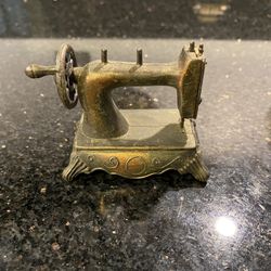 Miniature Die Cast Sewing Machine Made in Hong Kong by Durham Ind. (#5403)