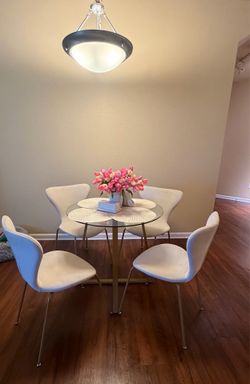Glass table with 4 White chairs