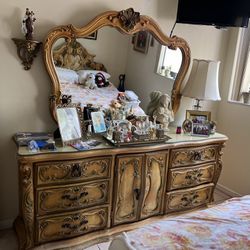 Beautiful Antique Bedroom Set 