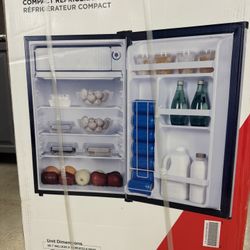 🏈 Game Day Ready! Frigidaire 4.4 Cu. Ft. Mini Fridge – Brand New, Never Used! 🍻