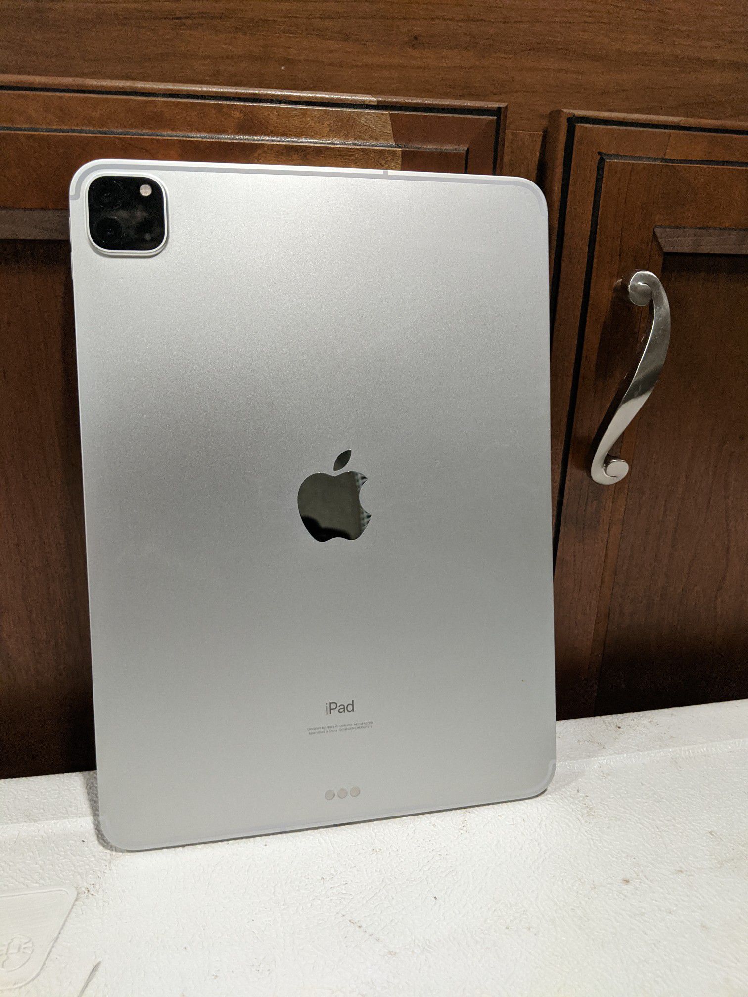 iPad Pro 11 - 128 GB Wi-Fi + LTE Cellular - MINT CONDITIONS