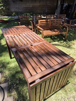Patio set w/ adjustable leafs and pillows