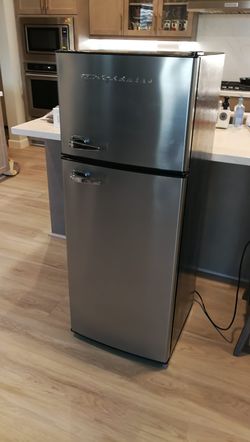  Frigidaire EFR751, 2 Door Apartment Size Refrigerator