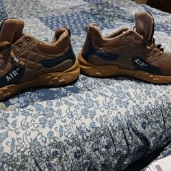 SNEAKER  SIZE  9.5  