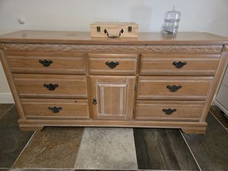 3-Piece Wood Bedroom Set / Juego de Dormitorio de 3 Piezas – $400 OBO