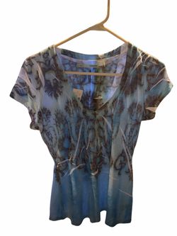 💙 Maurices Blue Patterned V-Neck Top | Size M | NWT 💙
