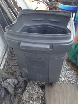 Rubbermaid Container on wheels