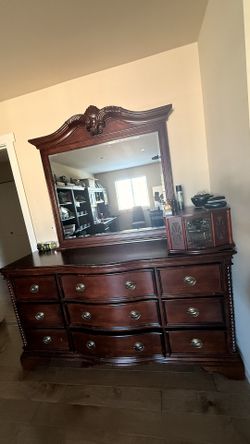 Bedroom Set (dresser & King Size Bed)