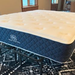 Brooklyn Bedding signature hybrid mattress - Like New !