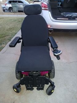 Electric Wheelchair- Like new.. Scooter Quantum