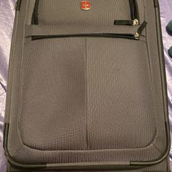 Luggage: Swiss Gear Medium Size With Wheels