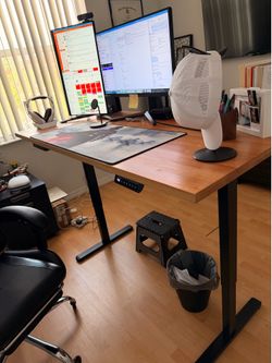 Electric standing desk