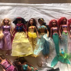 8 Disney princess doll + 2 Barbie dolls + 1 Bratz doll