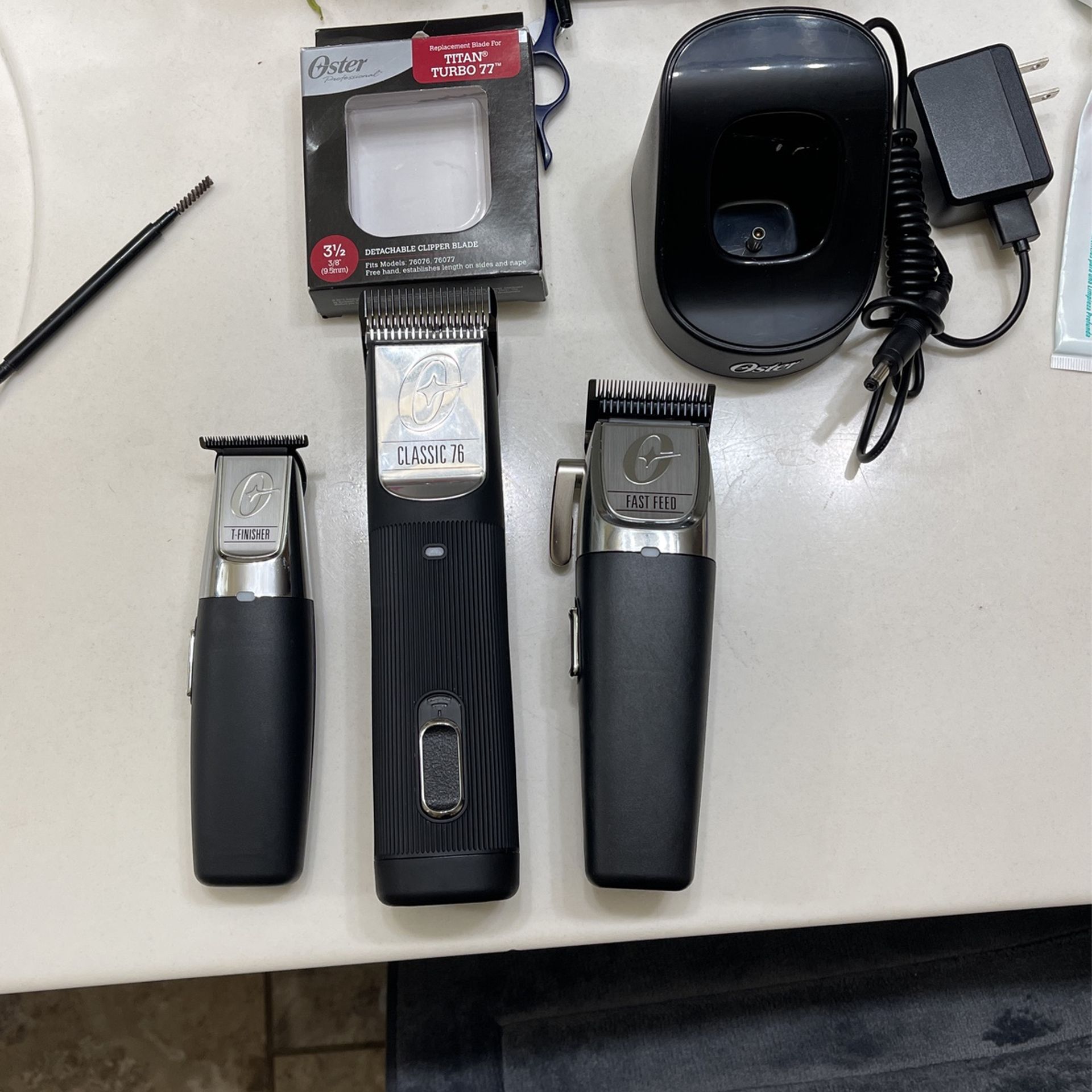 Oster Fast Feed Clipper Trimmer Black And Silver Set $550FIRM