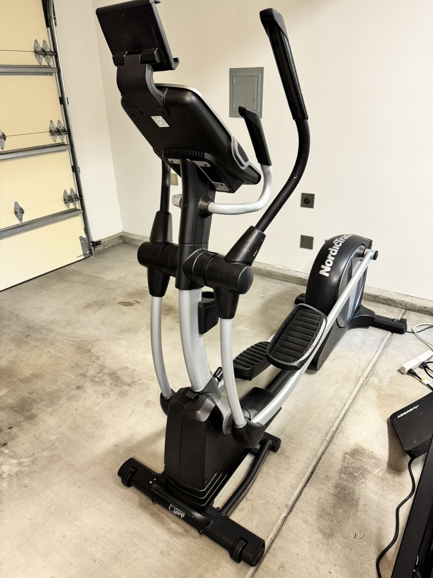 NordicTrack SpaceSaver SE7i Rear Drive Smart Elliptical Black