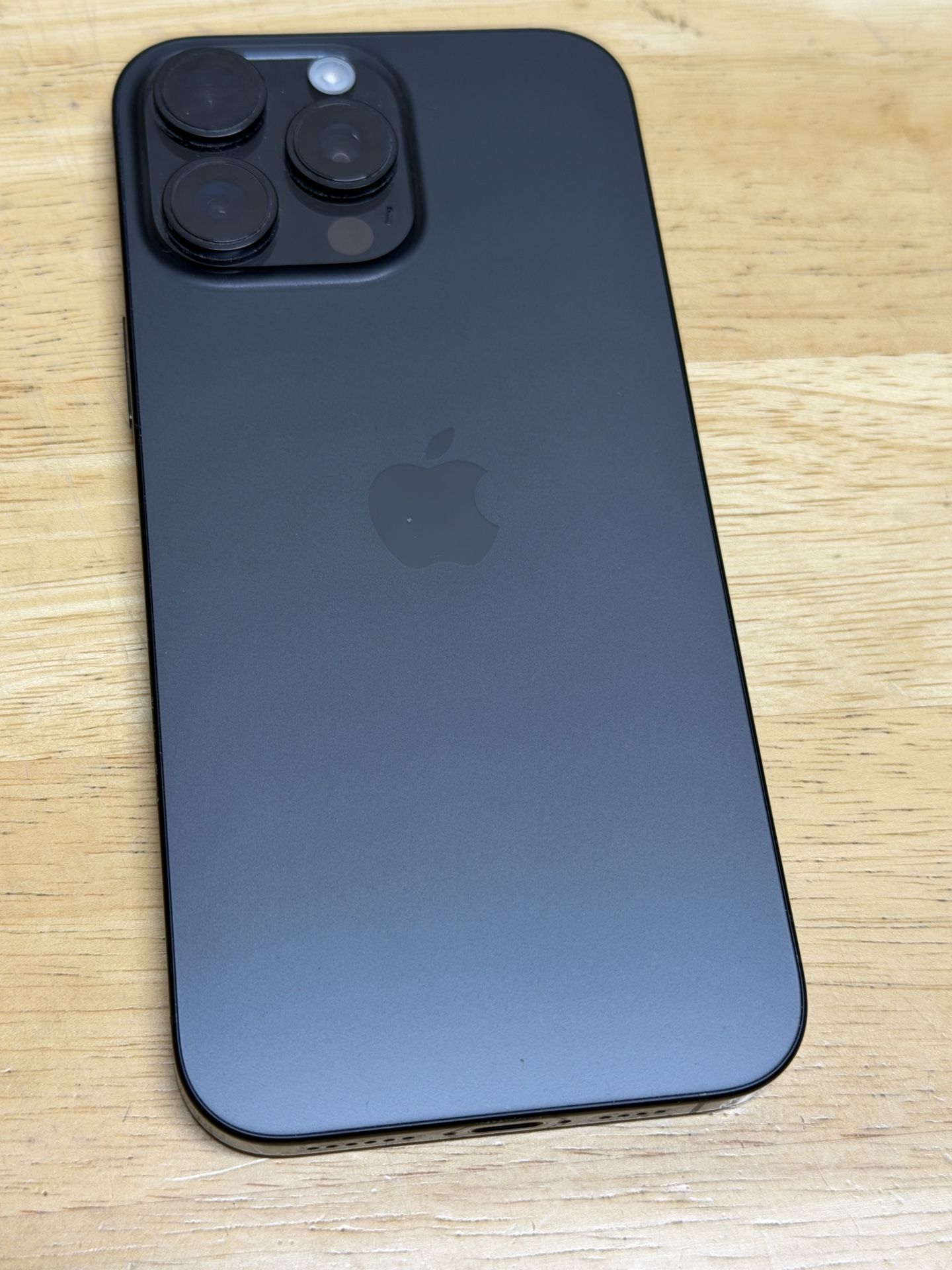 iPhone 16 Pro Max – Black Titanium – 256GB Factory Unlocked – Excellent Condition Price: $800 (FIRM)