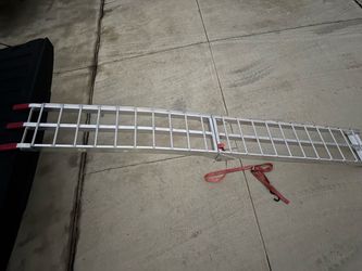 Like new 7.5 ft 750lbs capacity motorcycle